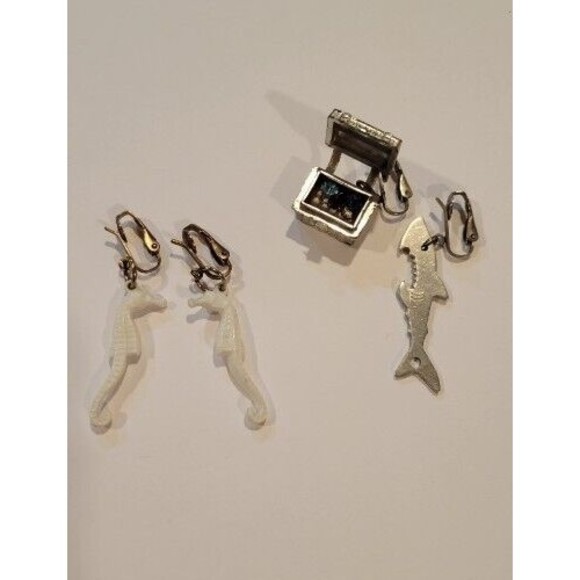 Rare Vintage Plastic Seahorse Treasure Chest Shark Ocean Theme Clip Earrings Lot - Picture 9 of 14
